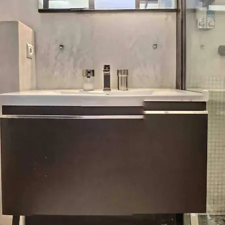 Beautiful Fully Renovated Centrally Located דירה *
