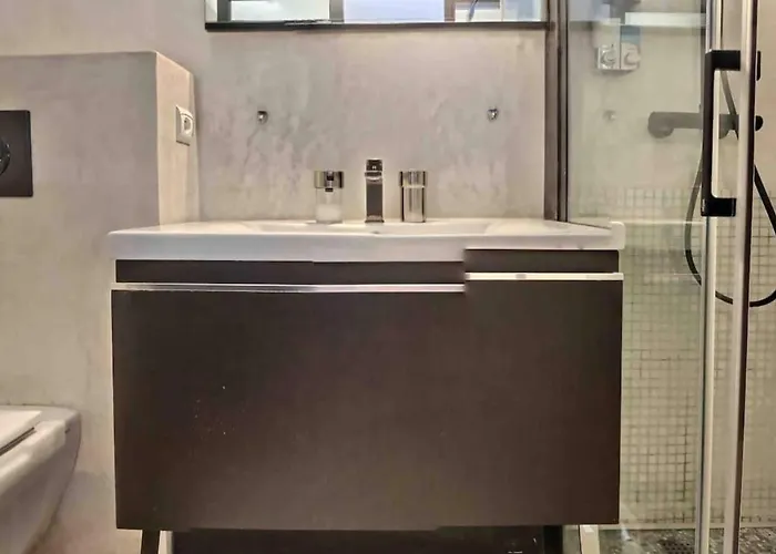 Beautiful Fully Renovated Centrally Located Appartement *